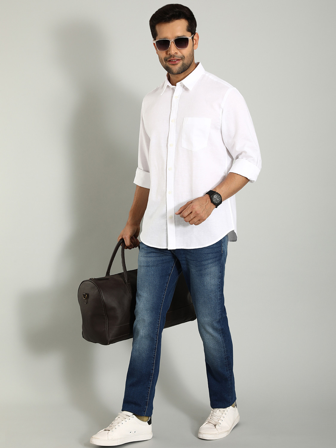 Image of INDIAN TERRAIN Tapered Fit Men Blue Jeans
