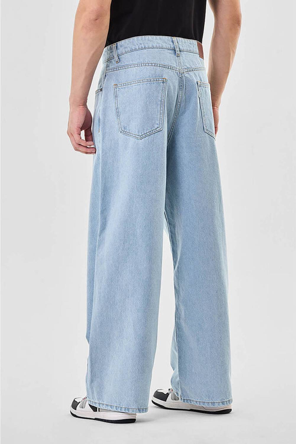 LEVORCE Loose Fit Men Light Blue Jeans - Image 2