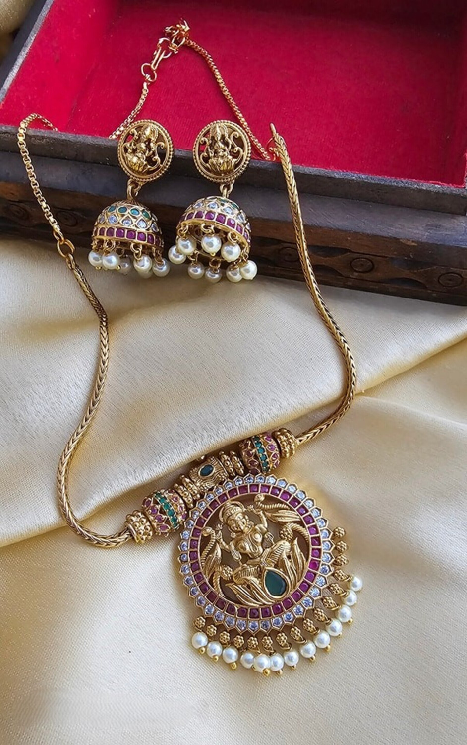Image of RUJVE JEWELLERY Brass, Copper Gold-plated Gold Jewellery Set