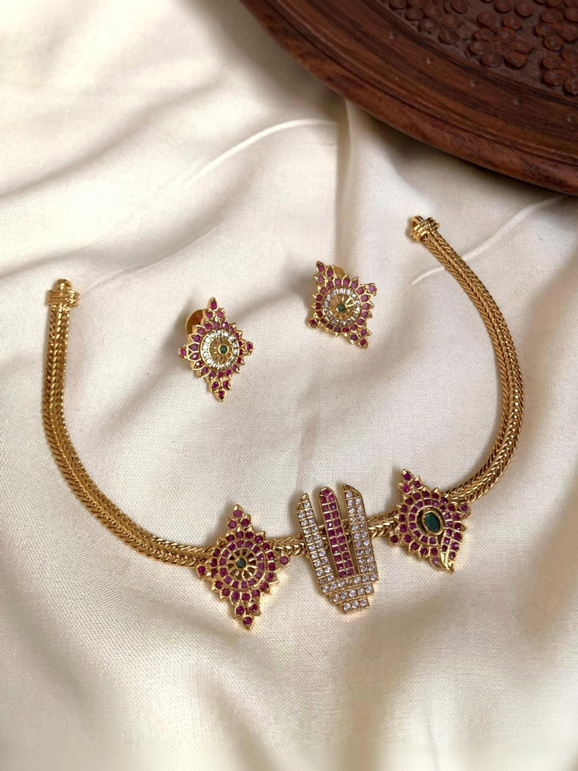 Image of Vadhu jewels Alloy Gold-plated Multicolor Jewel Set (Pack of 1)