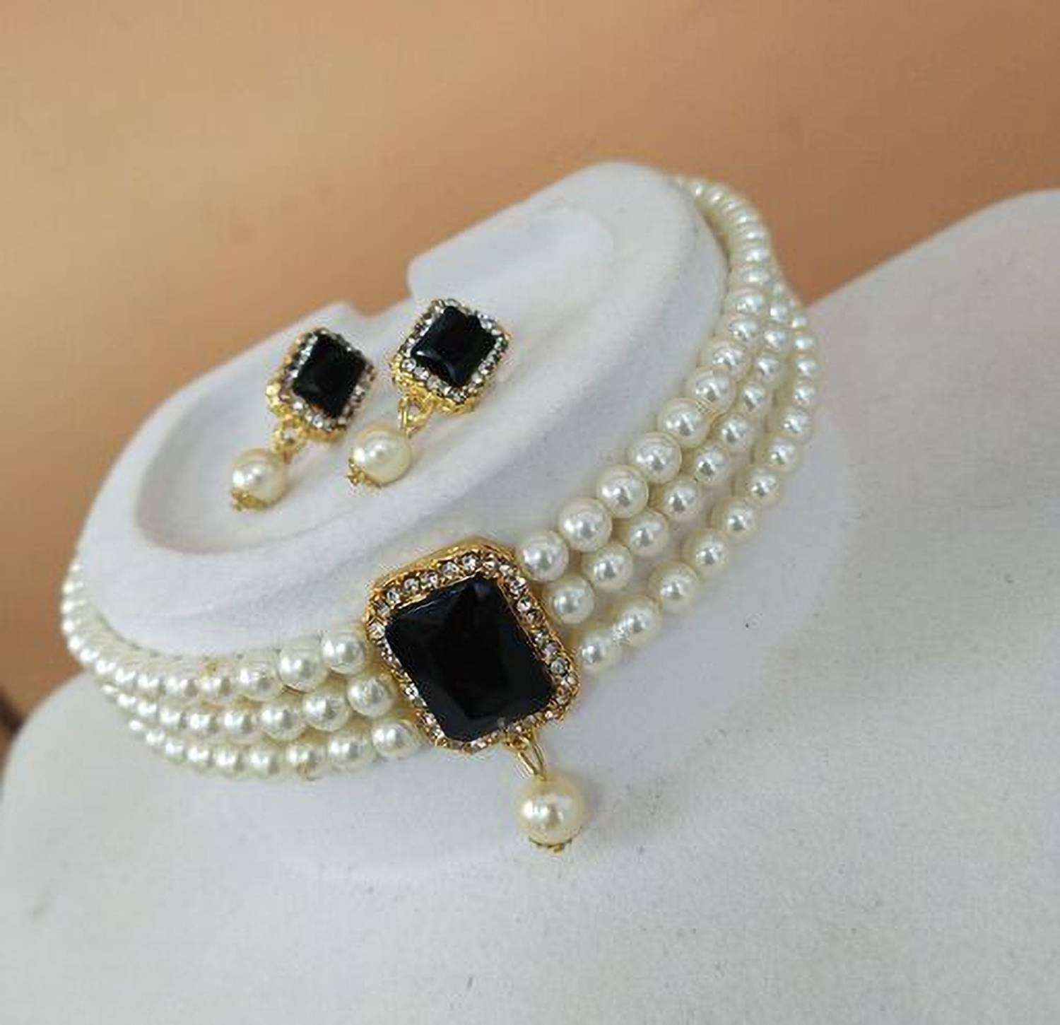 padmawati Alloy Black, White Jewellery Set