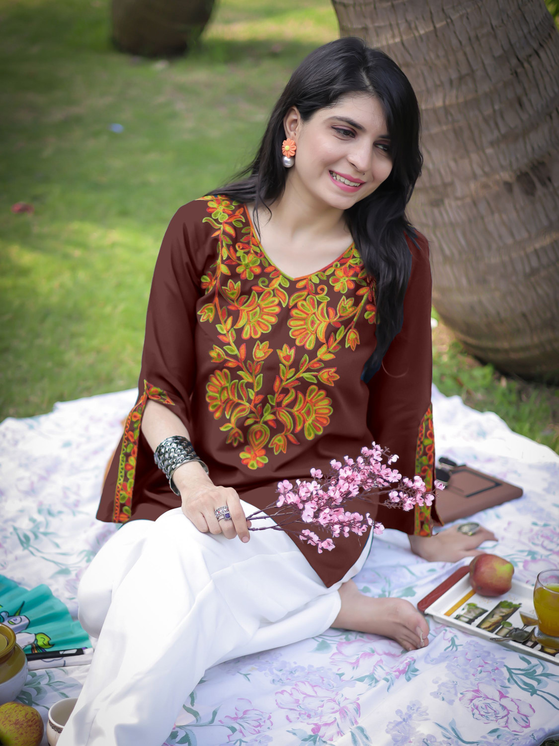 Image of Youthnic Women Embroidered Straight Kurta
