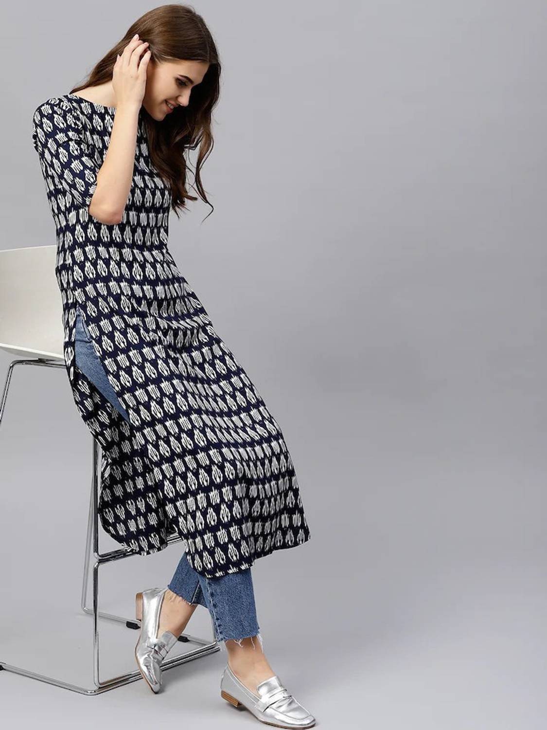 Shrutika Women Floral Print Viscose Rayon Straight Kurta (Blue)
