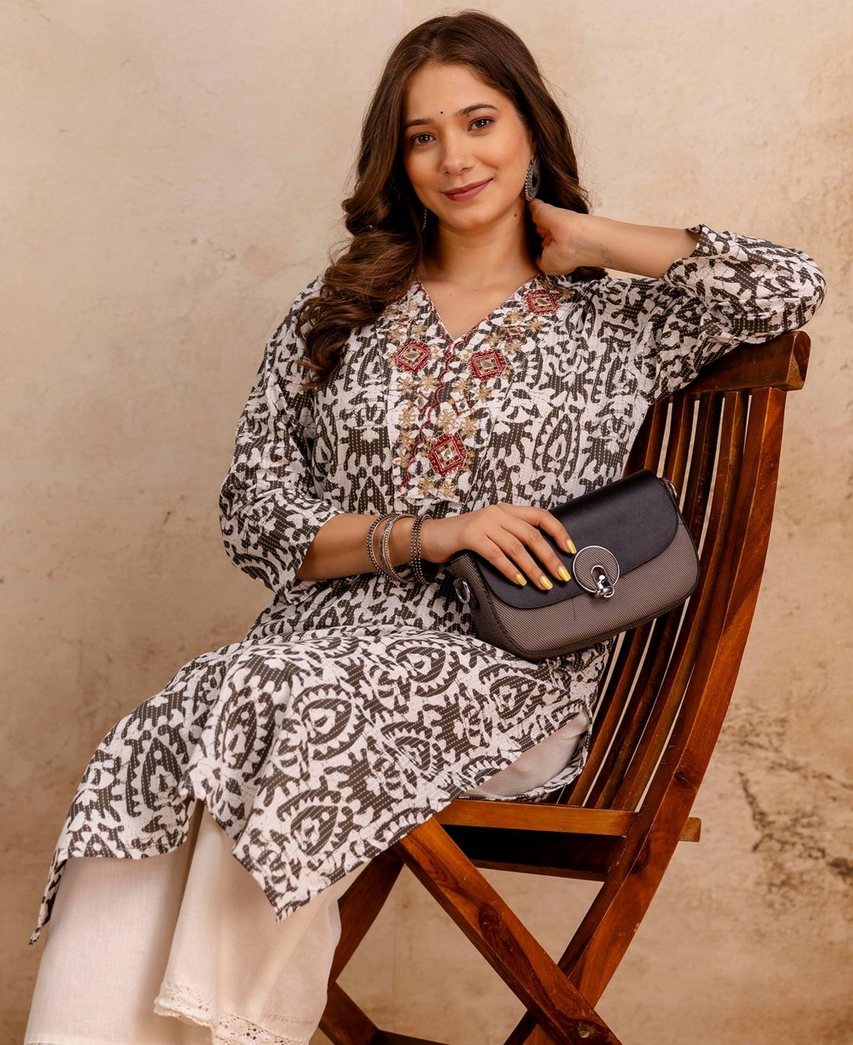 Surhi Women Embroidered Cotton Blend Straight Kurta (Grey)