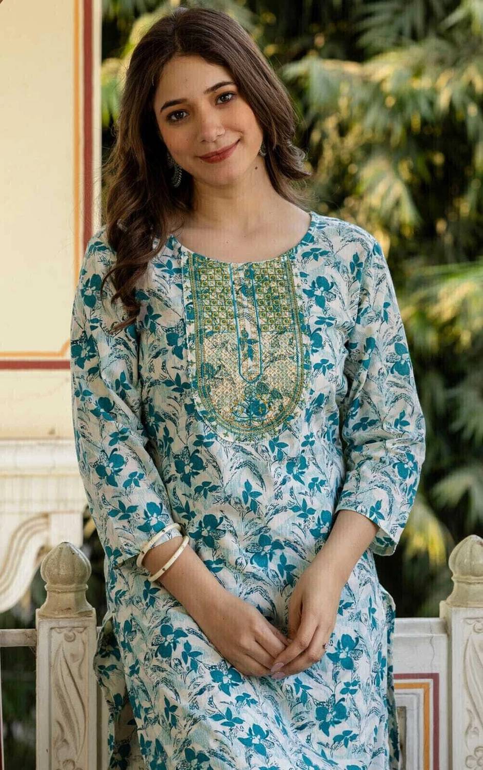 Surhi Women Embroidered Cotton Blend Straight Kurta (Dark Green)