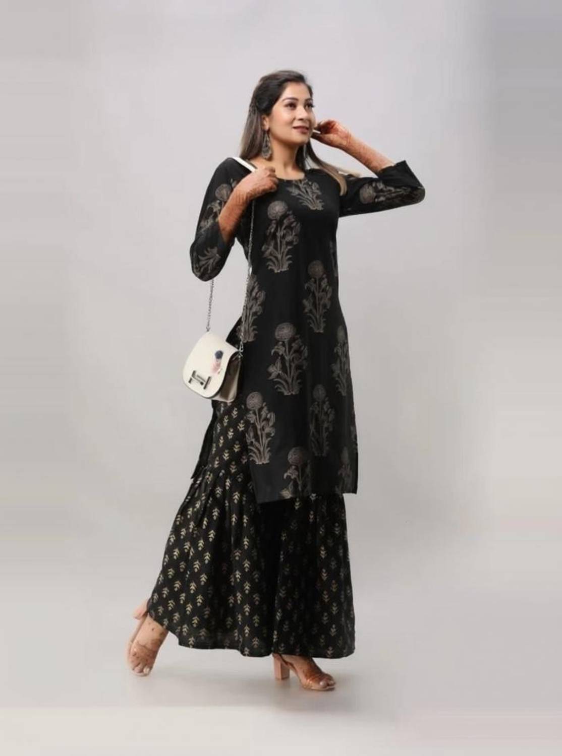 Surhi Women Printed Straight Kurta