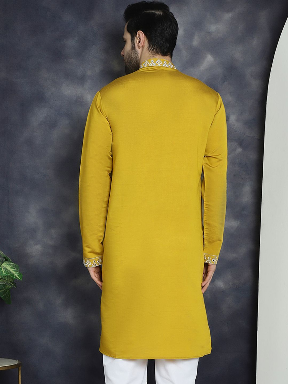 Image of Jompers Men Embroidered, Embellished Straight Kurta