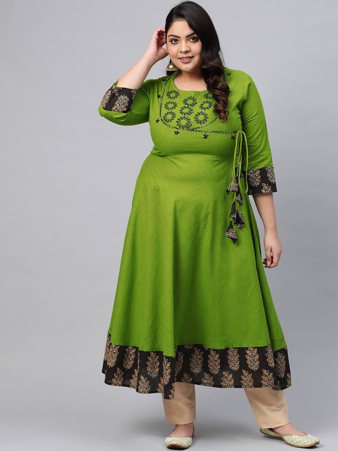 AKIKO Women Embroidered Straight Kurta