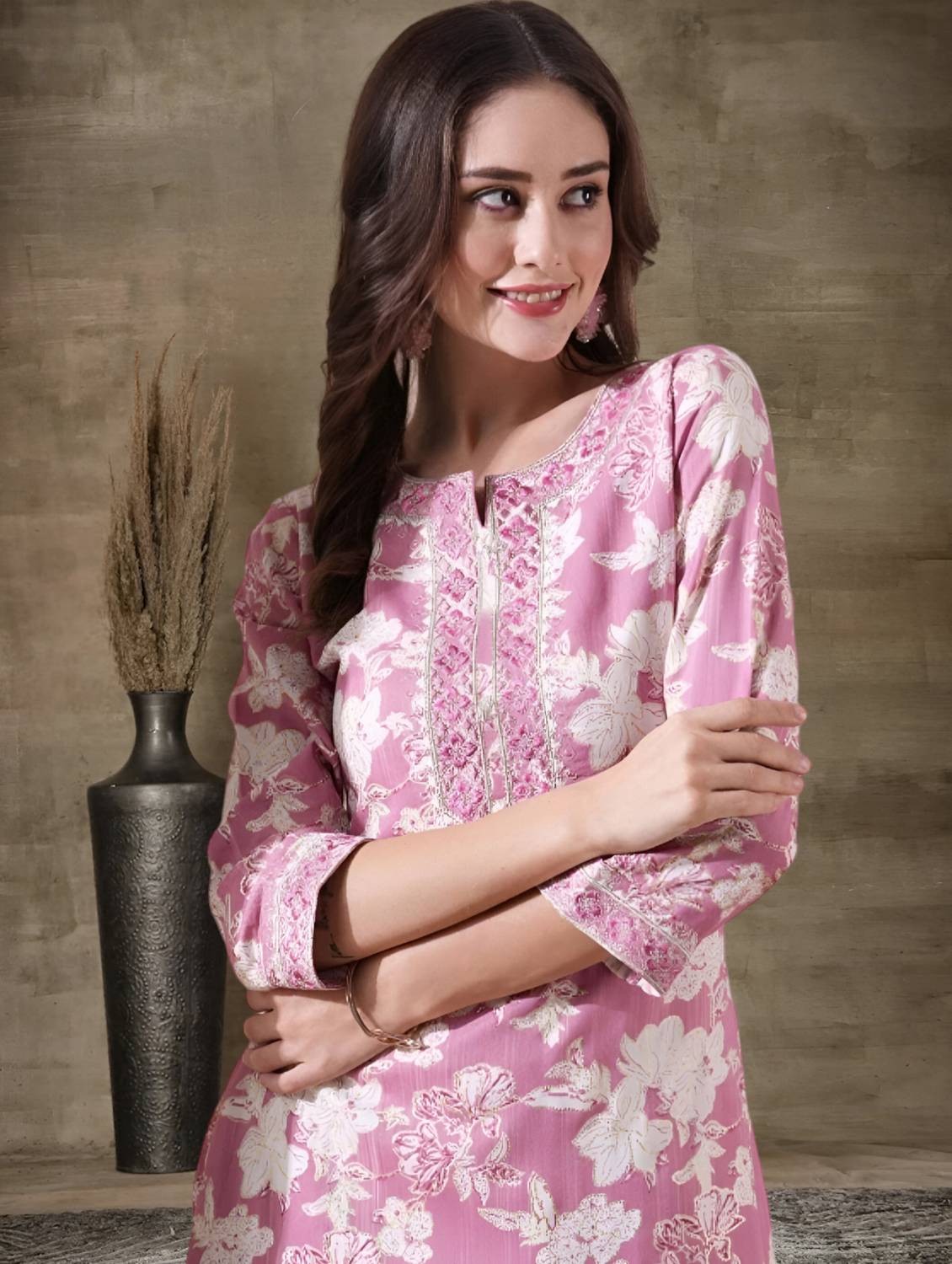 Wawlooks Women Floral Print Viscose Rayon Straight Kurta (Pink)