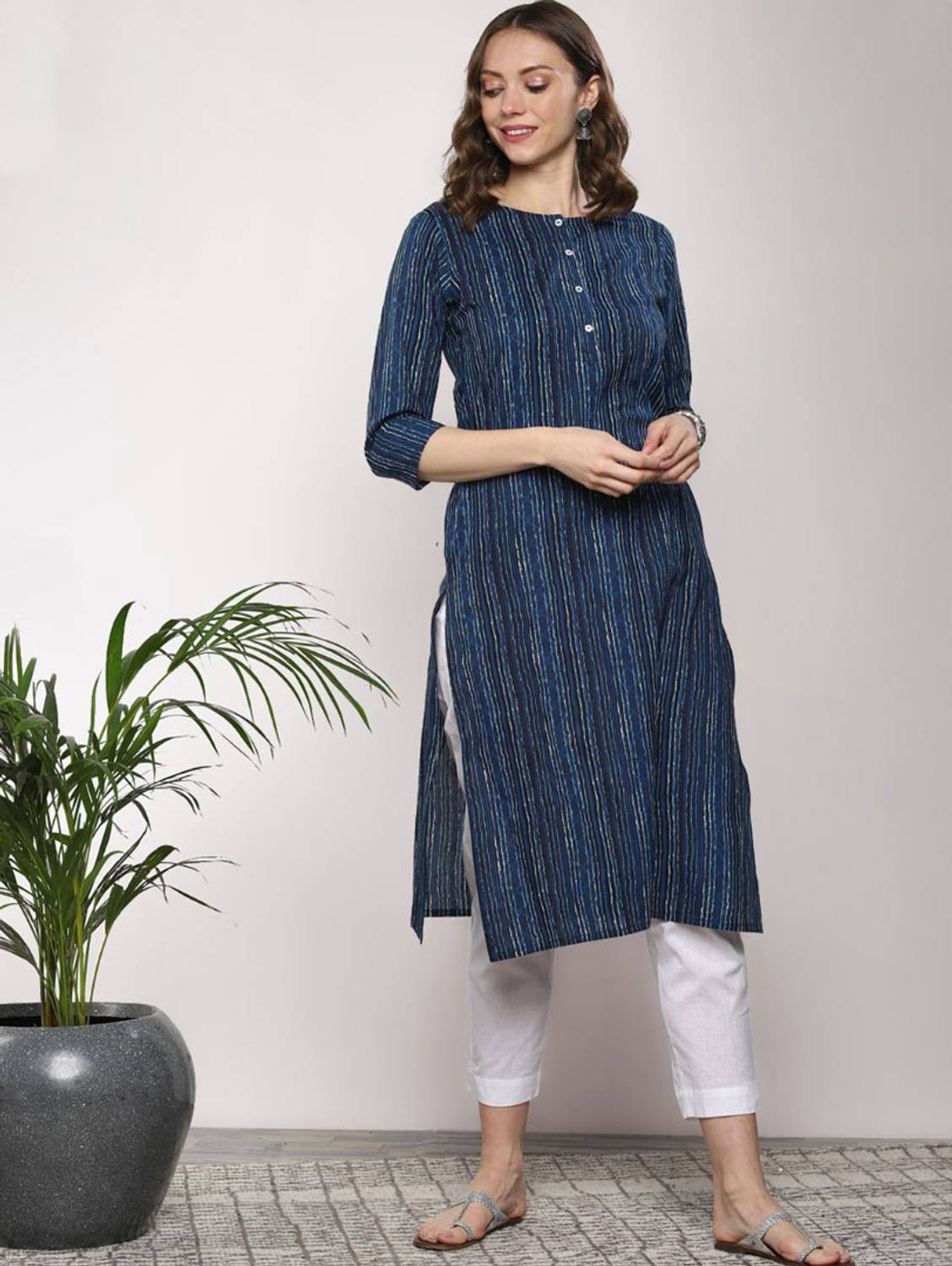 Amudee Fashion Women Striped Straight Kurta