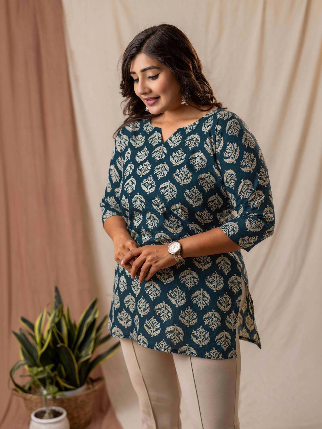 Amthi Women Floral Print Straight Kurta