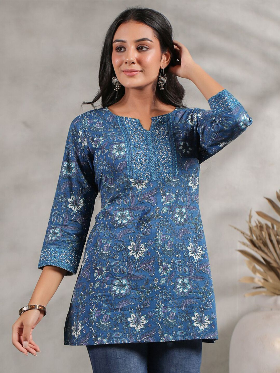 Image of Kirnya Women Printed Straight Kurta
