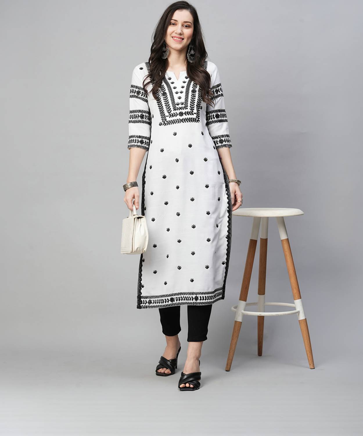 Heturaj fashion Women Embroidered Cotton Blend Straight Kurta (Wh