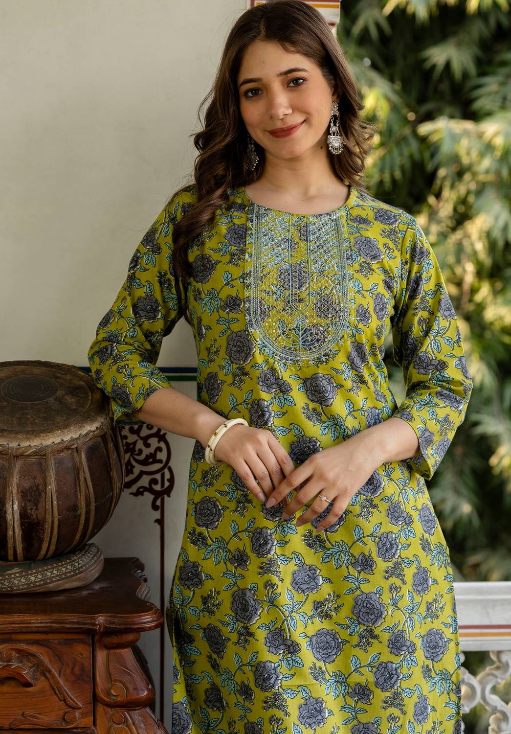 Surhi Women Embroidered Cotton Blend Straight Kurta (Green)