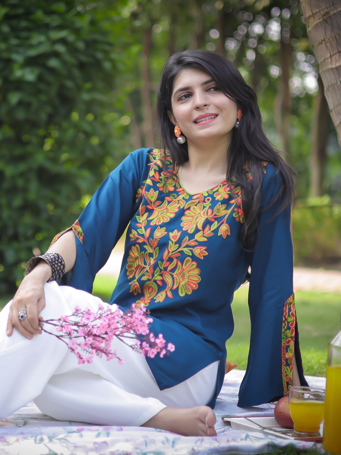 Image of Youthnic Women Embroidered Straight Kurta
