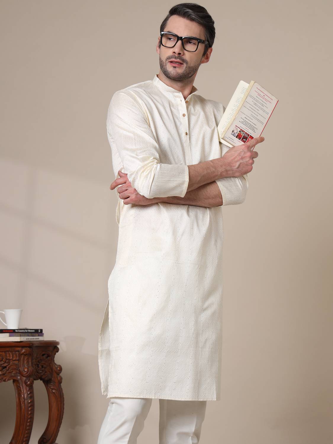 ADHIRAJAN Men Embroidered Straight Kurta