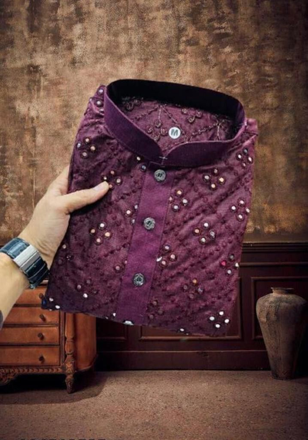 Image of LUCK FASHOIN Men Embroidered Straight Kurta