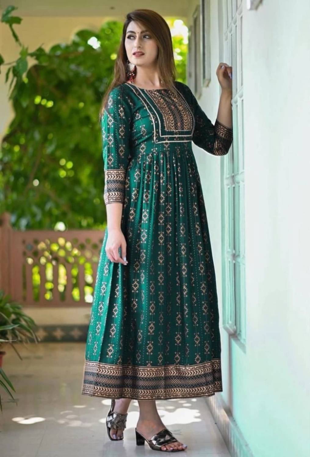 DADIYA Women Paisley Viscose Rayon Anarkali Kurta (Green)