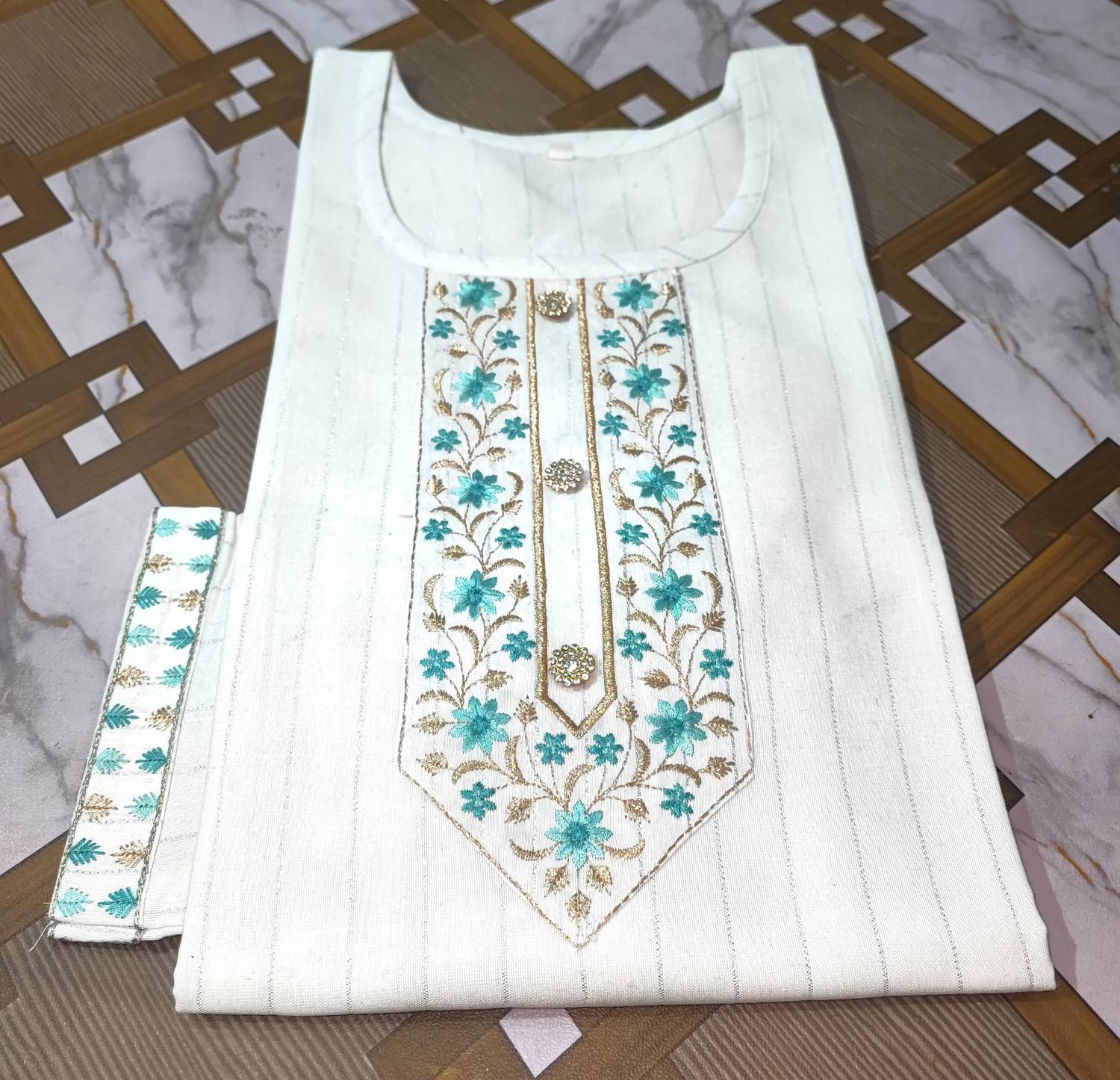 Auzanoor Collection Women Embroidered Straight Kurta