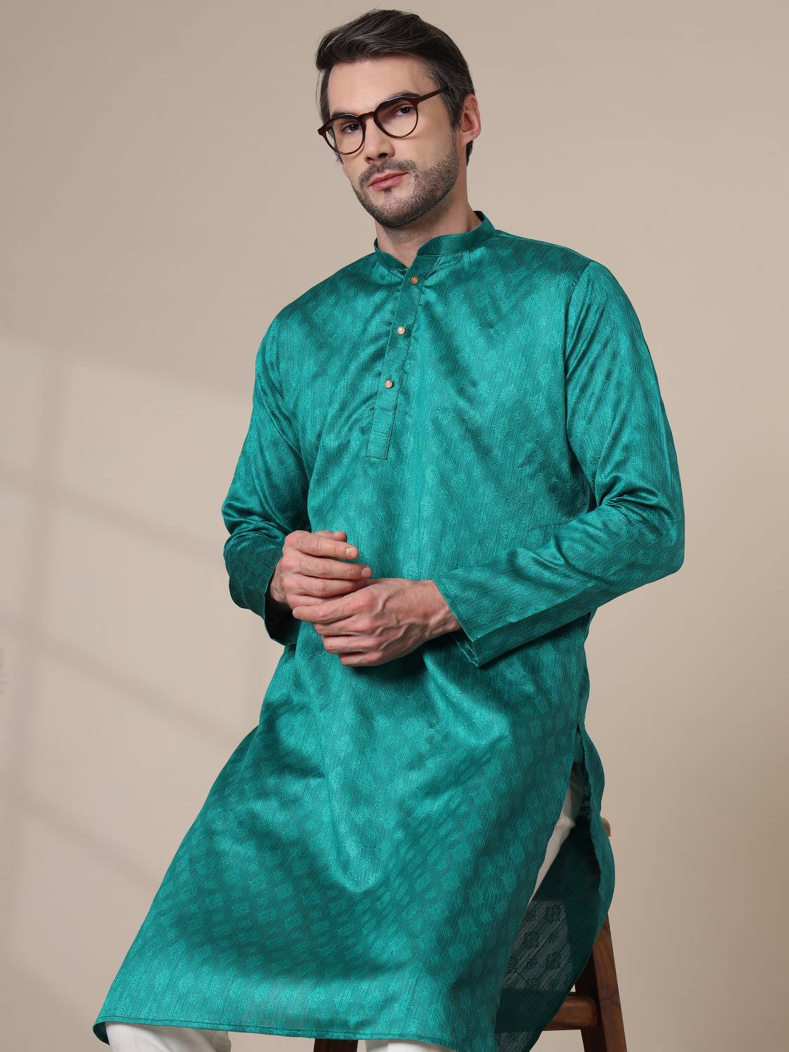 ADHIRAJAN Men Solid Straight Kurta