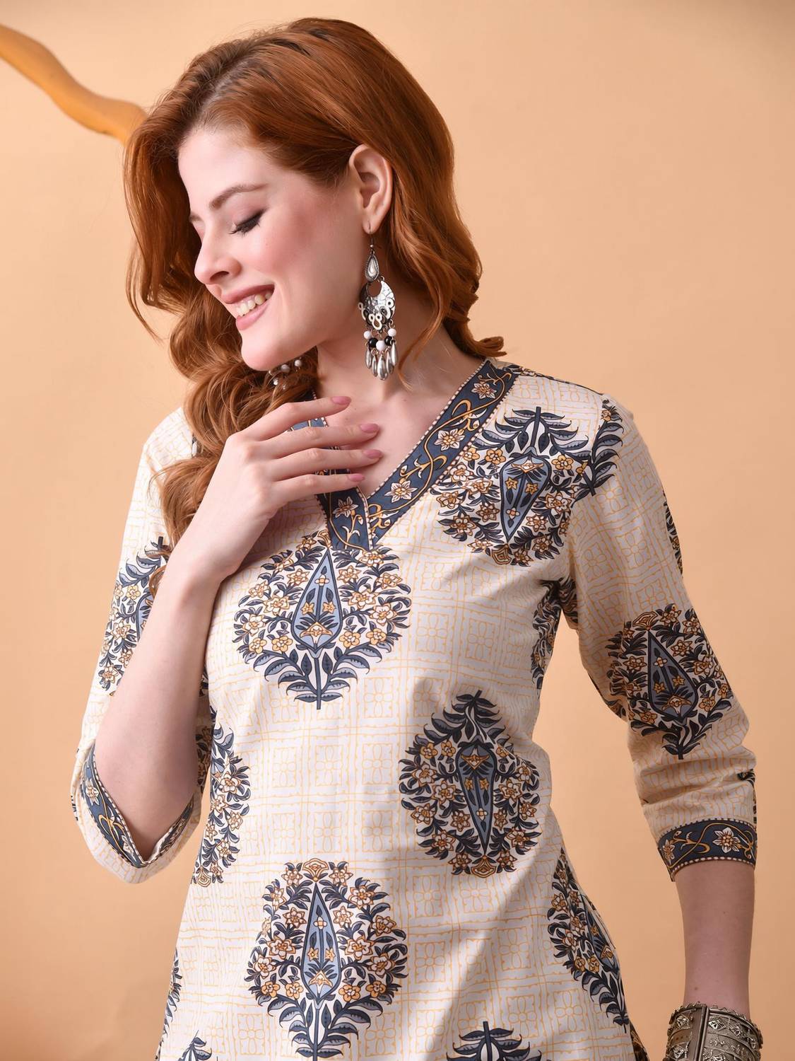 Daevish Women Floral Print Straight Kurta