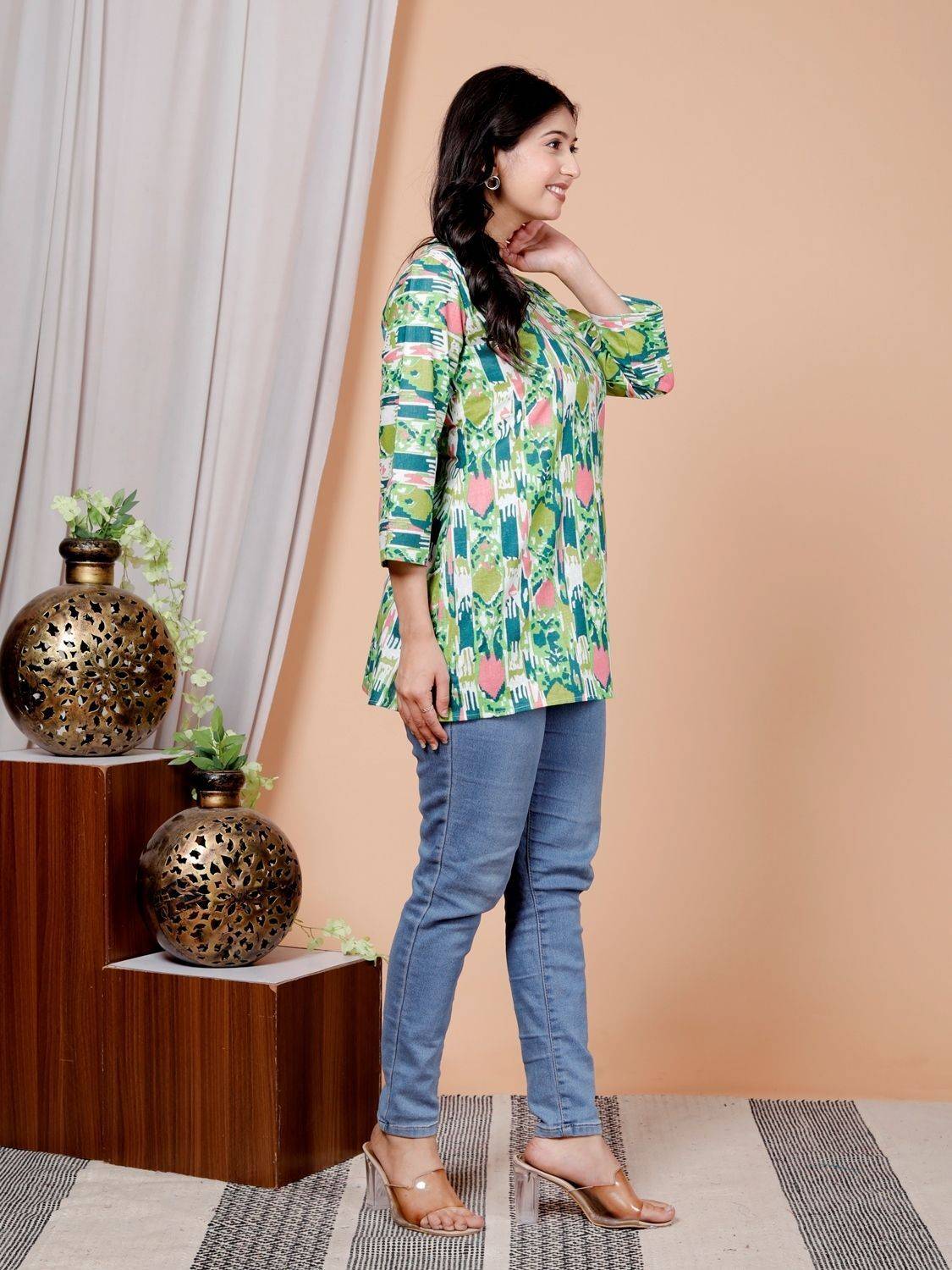 Amriti Women Printed Straight Kurta