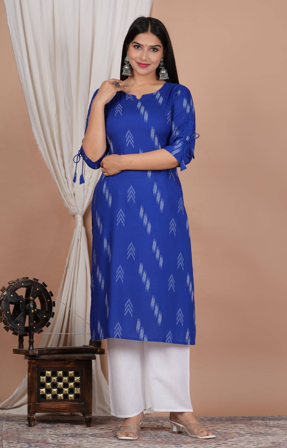 Glowworld Women Self Design Viscose Rayon Straight Kurta (Dark Bl