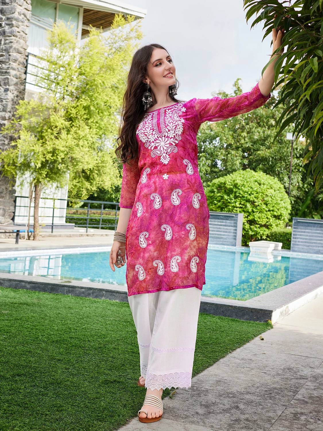 Youthnic Women Embroidered Georgette Straight Kurta (Pink)