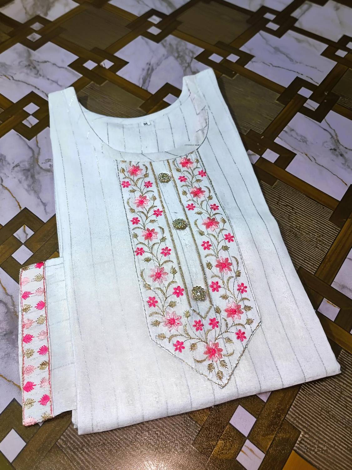 AuzaSho Collection Women Embroidered Straight Kurta