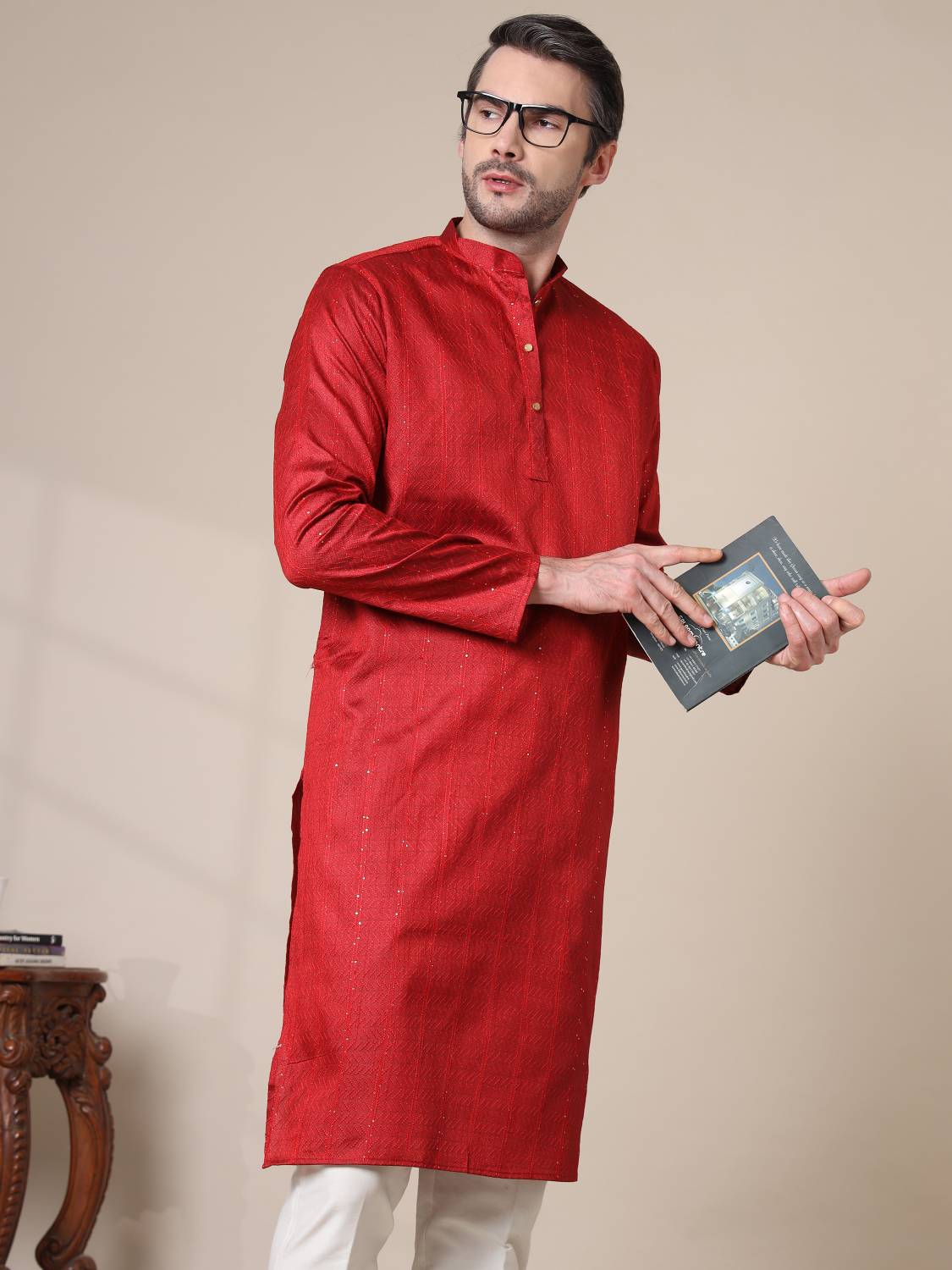 ADHIRAJAN Men Embroidered Straight Kurta