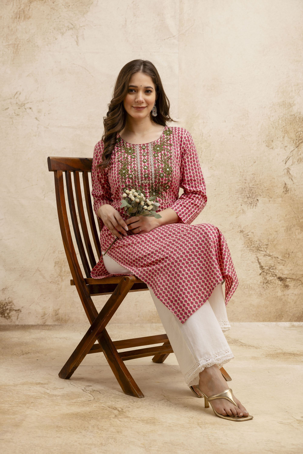 Image of Surhi Women Embroidered Straight Kurta