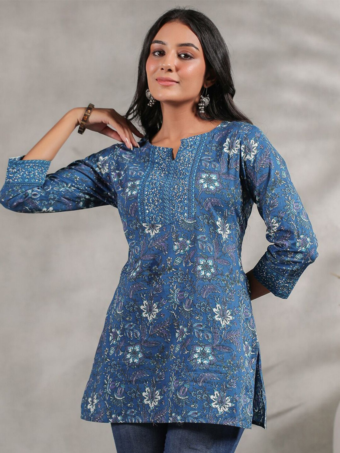 Image of Kirnya Women Printed Straight Kurta