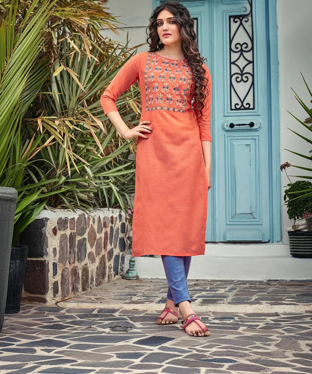 RR SA KURTIS Women Embroidered Cotton Blend, Cotton Rayon Straigh