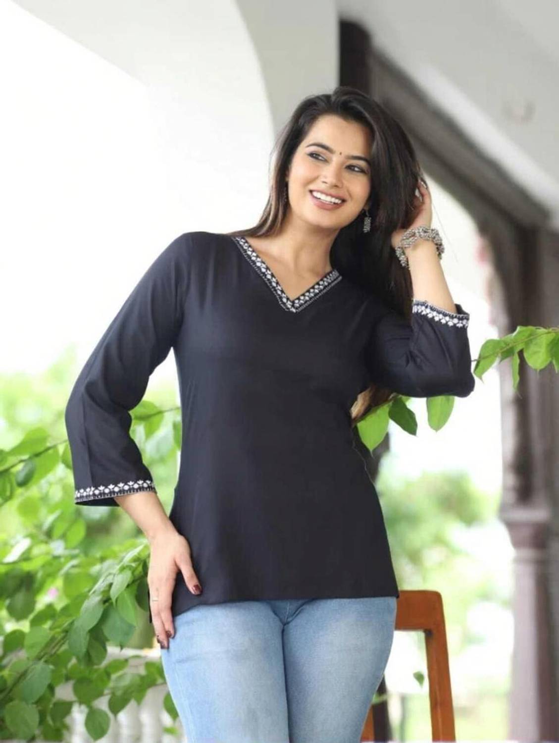 AGOKA Women Embroidered Straight Kurta