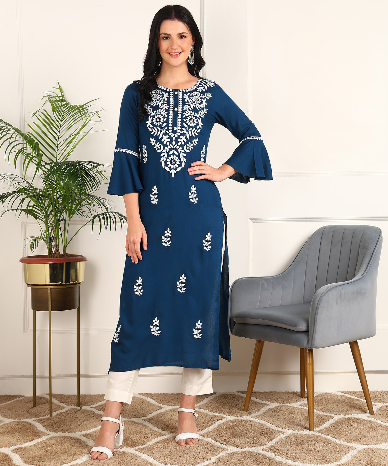 Image of Kapad Dwar Women Embroidered Straight Kurta