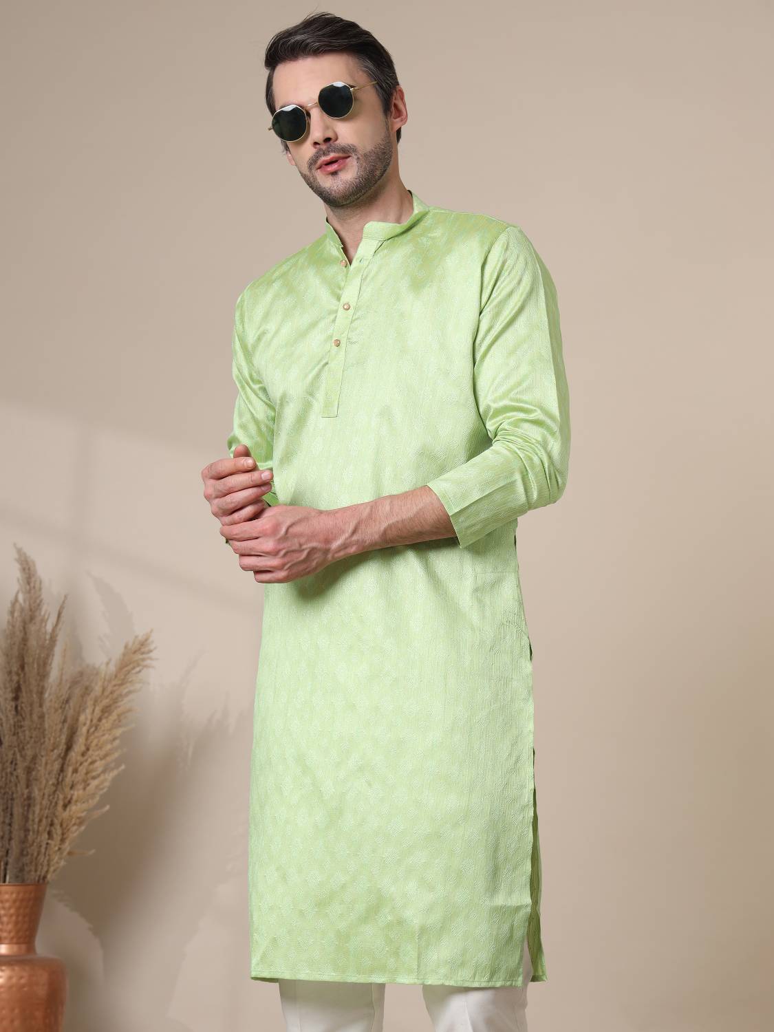 ADHIRAJAN Men Solid Straight Kurta
