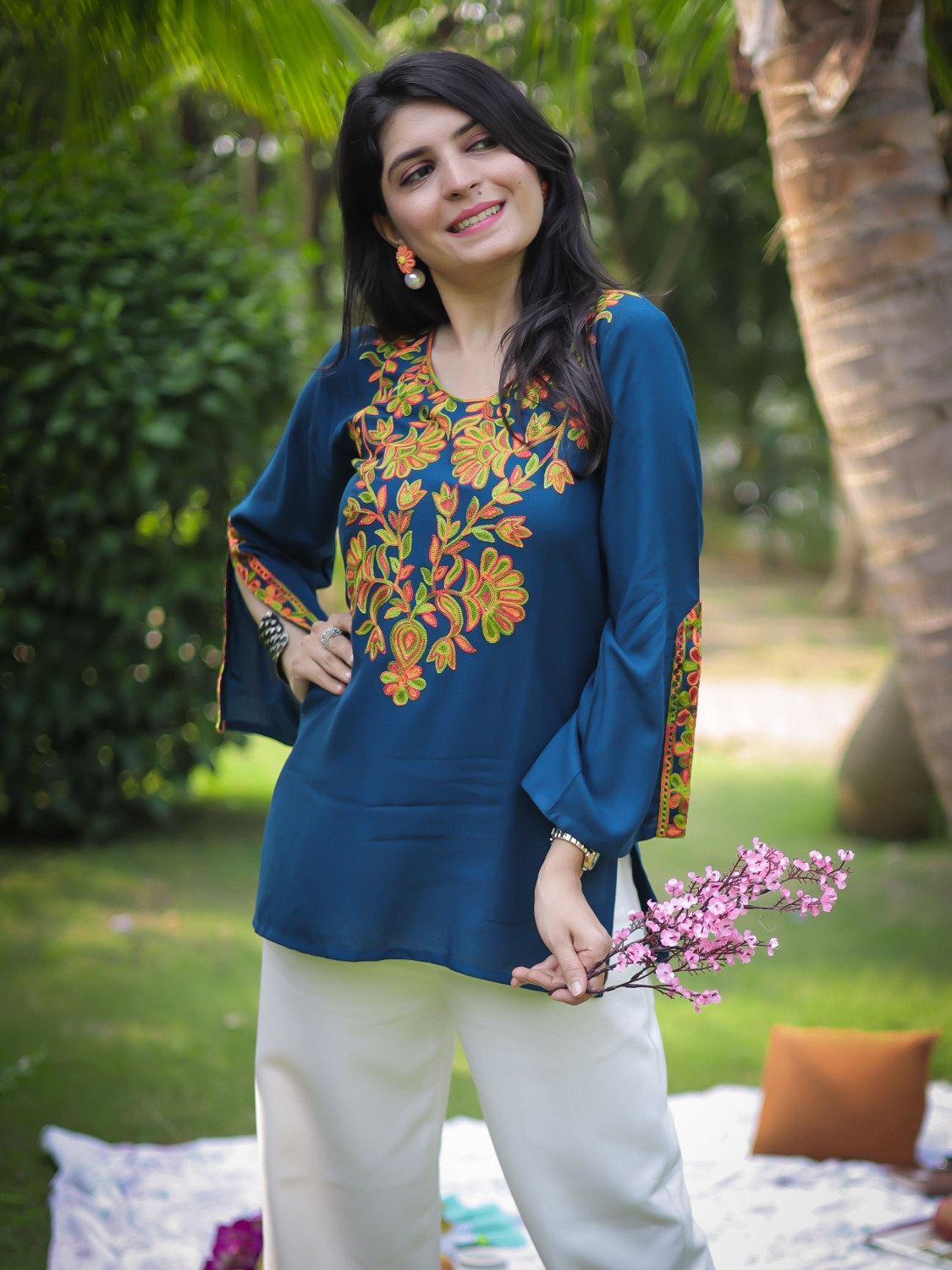 Image of Youthnic Women Embroidered Straight Kurta