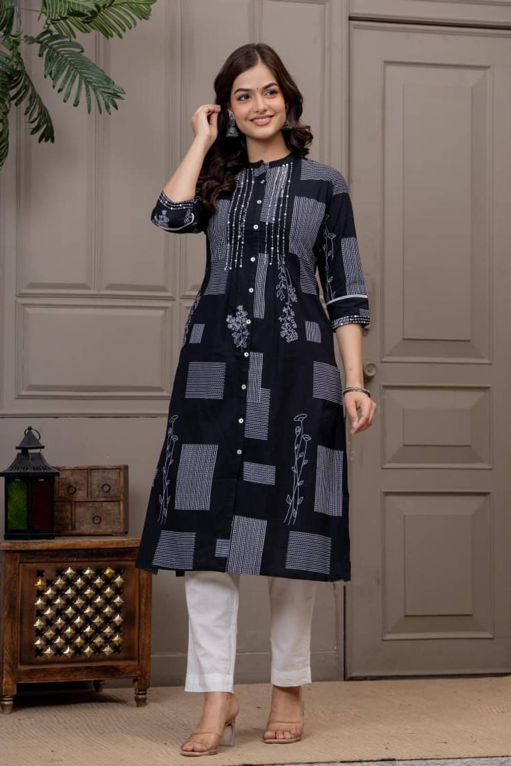Nayi Nazar Women Printed Pure Cotton Straight Kurta (Black)