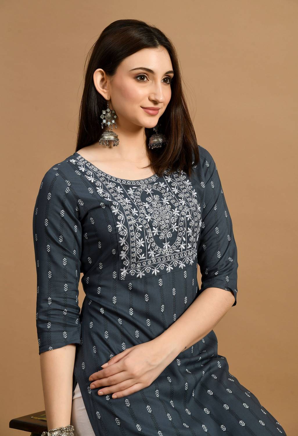 Glowworld Women Embroidered Viscose Rayon Straight Kurta (Grey)
