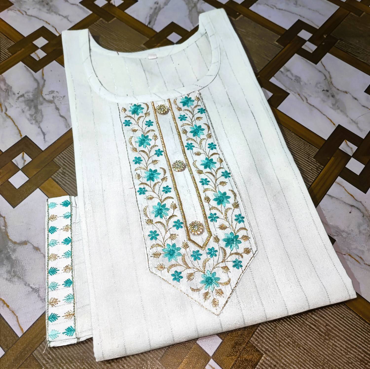 AuzaSho Collection Women Embroidered Straight Kurta