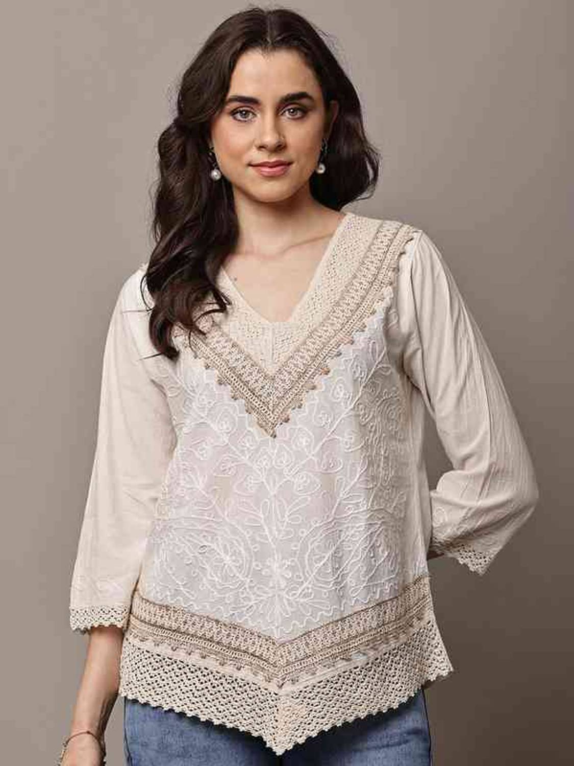 AAYUSHIMPAX Women Embroidered, Chikan Embroidery, Embellished Straight Kurta