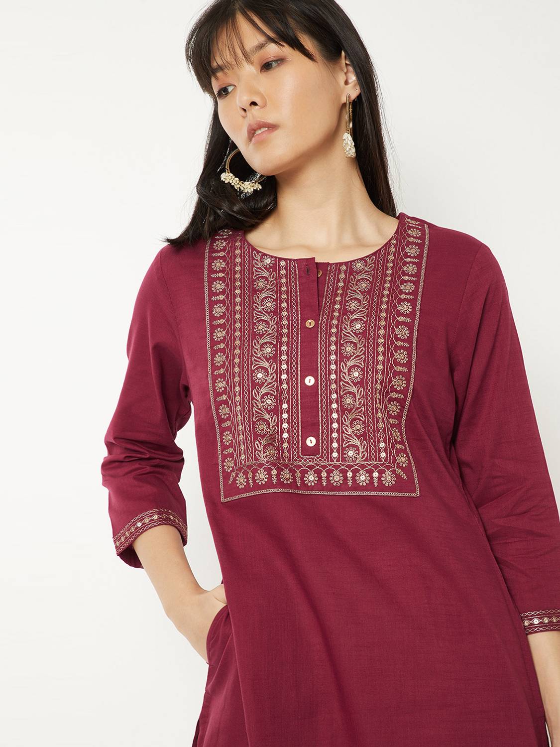 max Women Solid Cotton Blend Straight Kurta (Red)