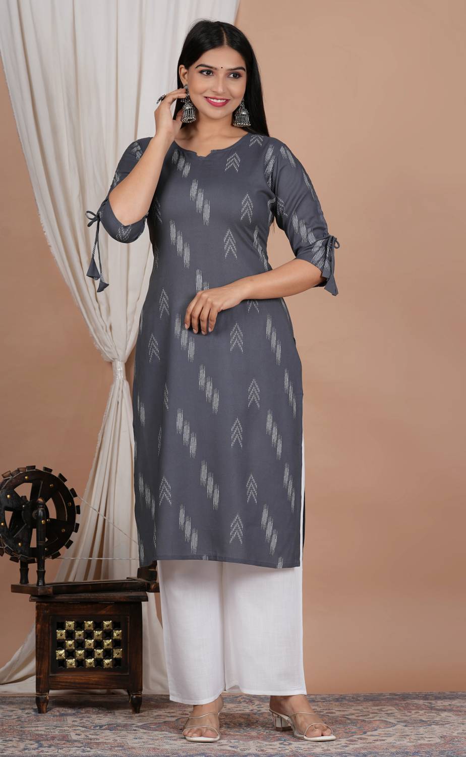 Glowworld Women Self Design Viscose Rayon Straight Kurta (Grey)