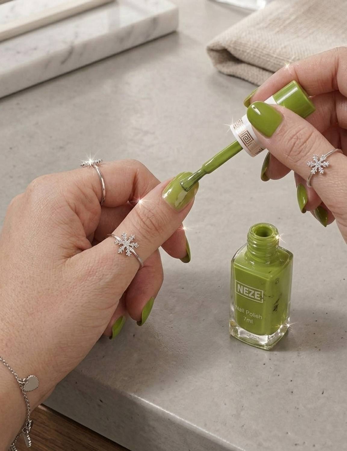 neze Green Nail Polish – Glossy Finish, Long-Lasting Formula