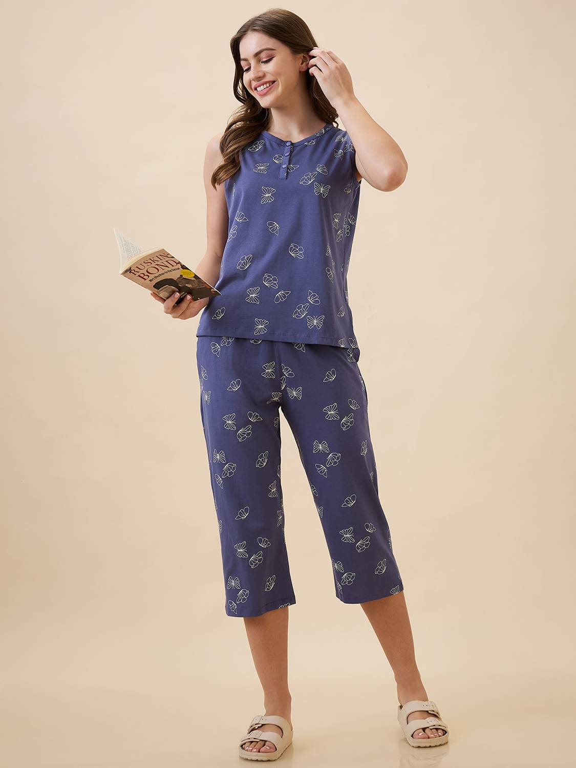 AV2 Women Printed Blue Top & Capri Set