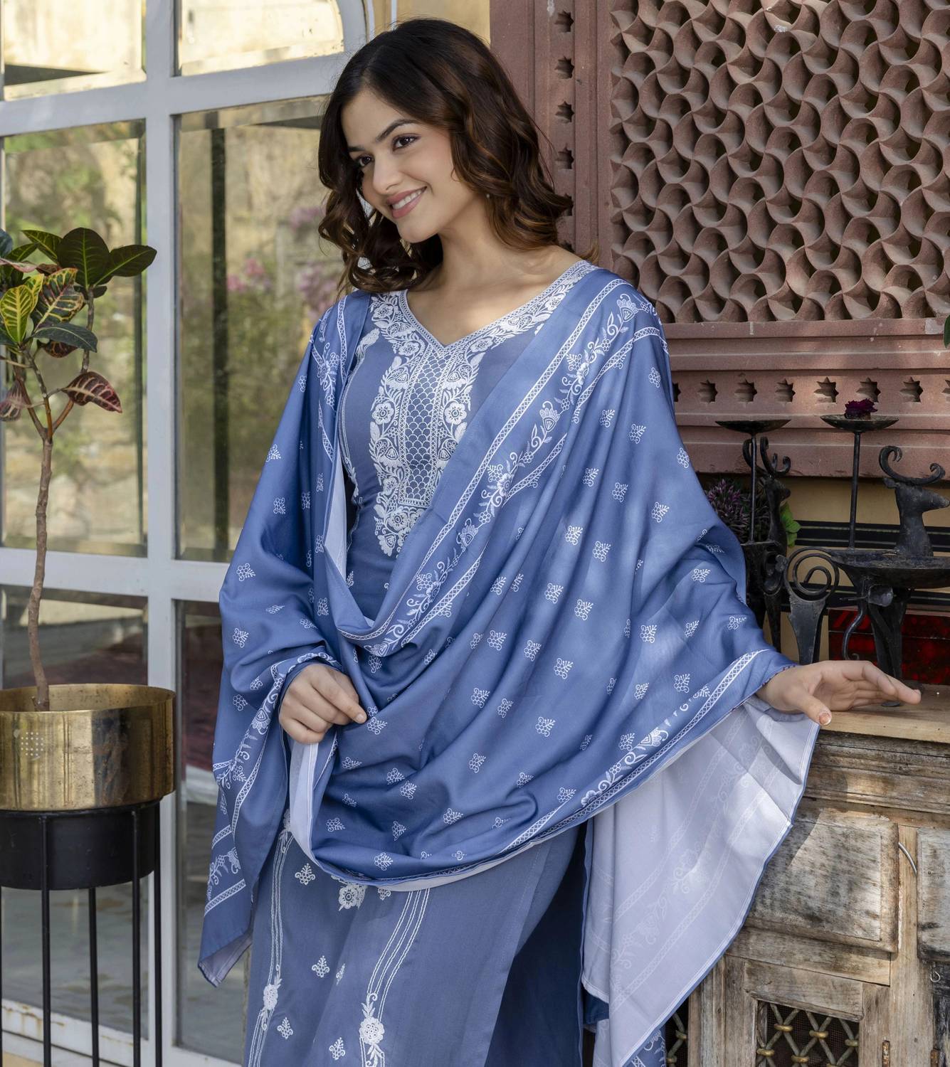 Trendz Tycoon Embroidered Kurta Set - Image 4