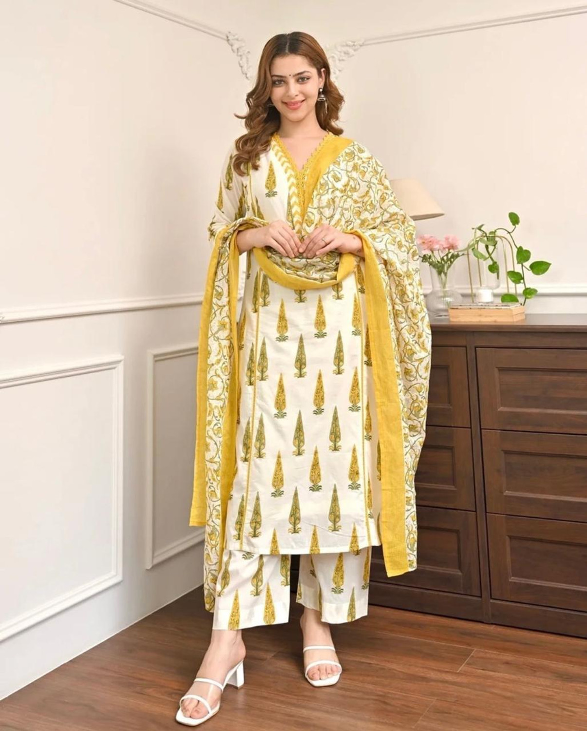 Image of HAVIDA Women Kurti Pant Dupatta Set
