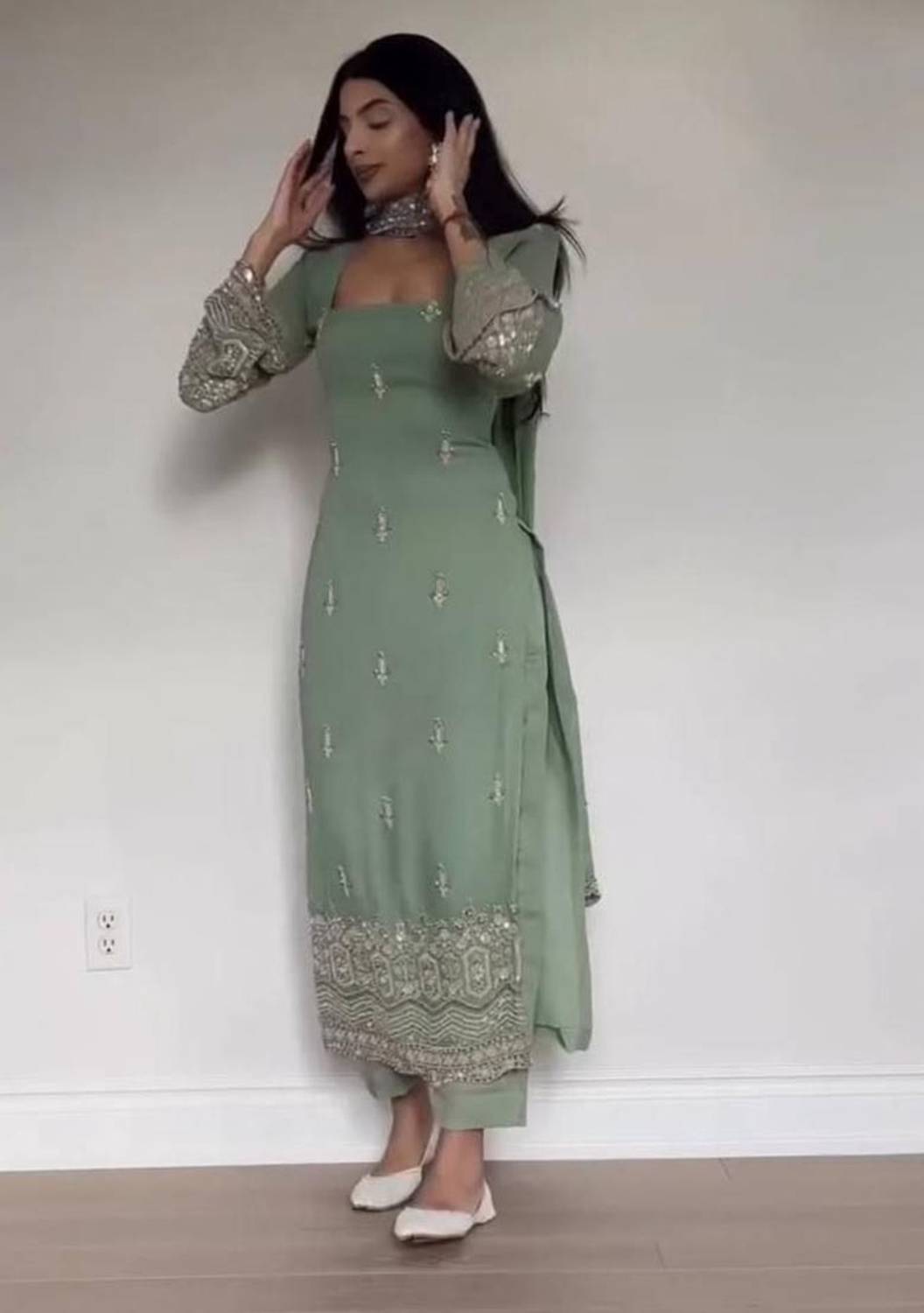 LIBRISH लाइब्रिश Indi एम्बेलिश्ड कुर्ता, पतलून / पैंट और दुपट्टा सेट - Image 2