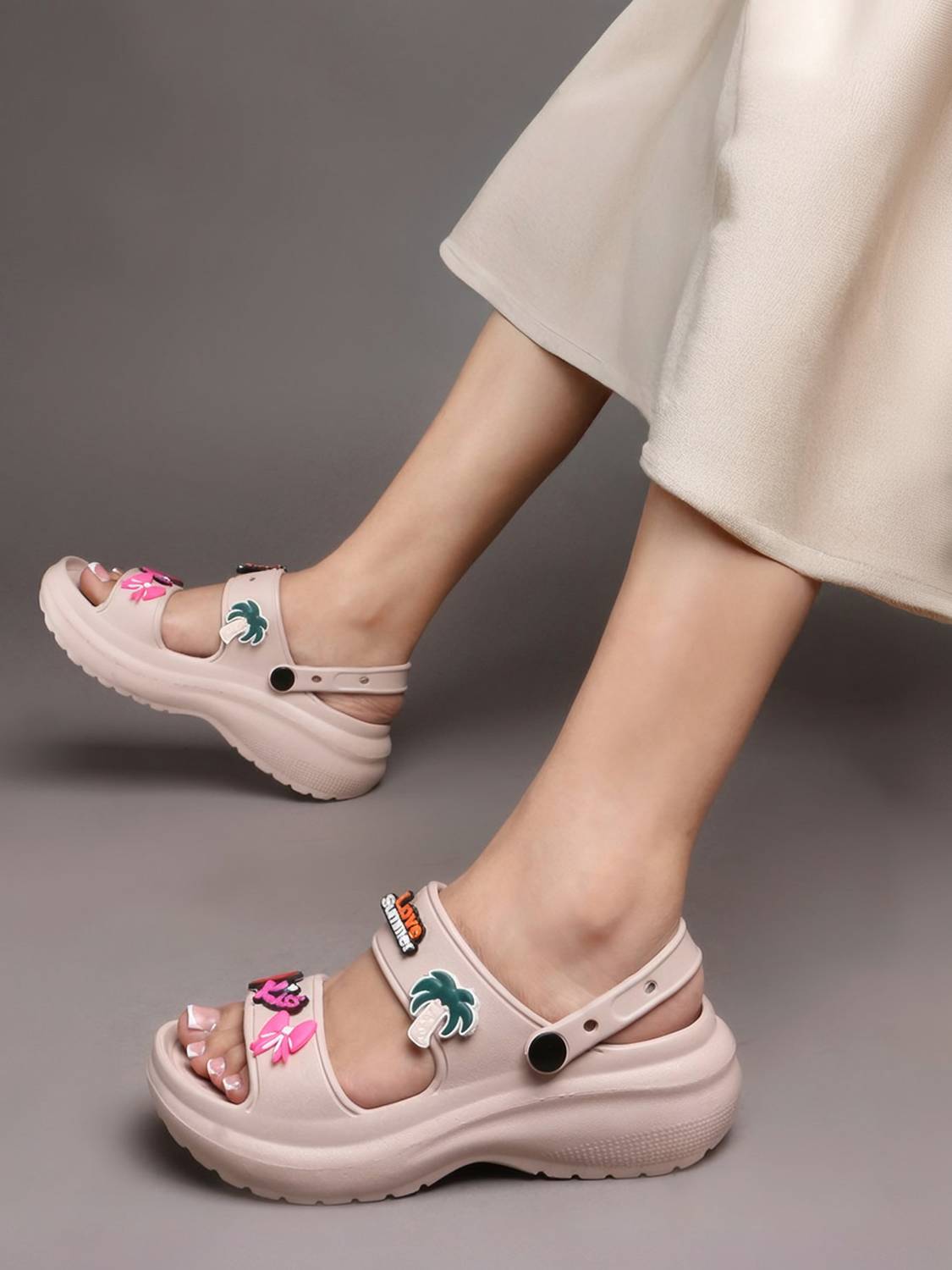 Alishtezia Women Clogs