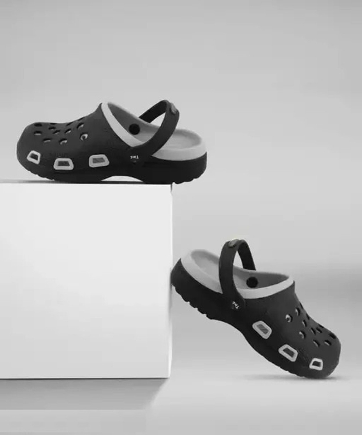 Image of V2R Unisex Clogs Sandal (Black, Grey, 9)